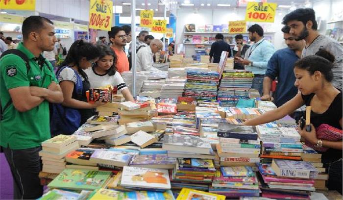 दिल्ली पुस्तक मेले के आखिरी दिन बड़ी संख्या में पहुंचे किताब प्रेमी