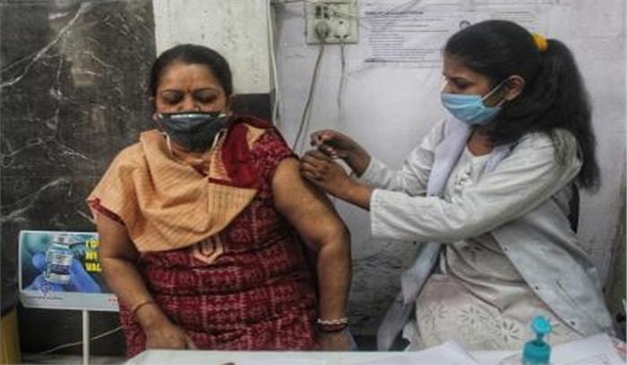 दिल्ली सरकार ने बड़े पैमाने पर टीकाकरण अभियान पर दिया जोर, अस्पतालों में स्टाफ की कमी