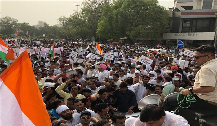 निकलो घरों मकानों से, जंग लड़ो बेईमानों से के नारे के साथ आप ने किया पीएम हाउस के लिए कूच