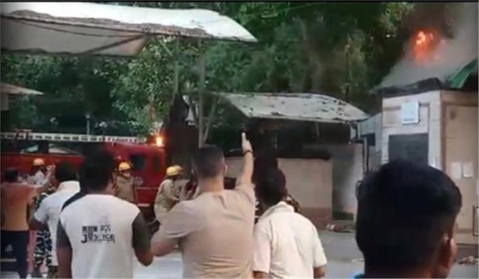दिल्ली हाईकोर्ट के पास किताब की दुकान में लगी आग