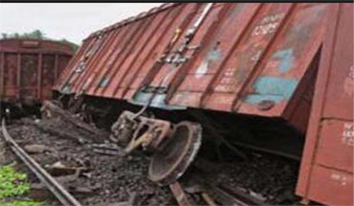 फिरोजाबाद: मालगाड़ी के छह डिब्बे पटरी से उतरे