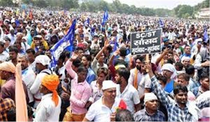 रविदास मंदिर विध्वंस को लेकर दिल्ली विधानसभा में विरोध प्रदर्शन