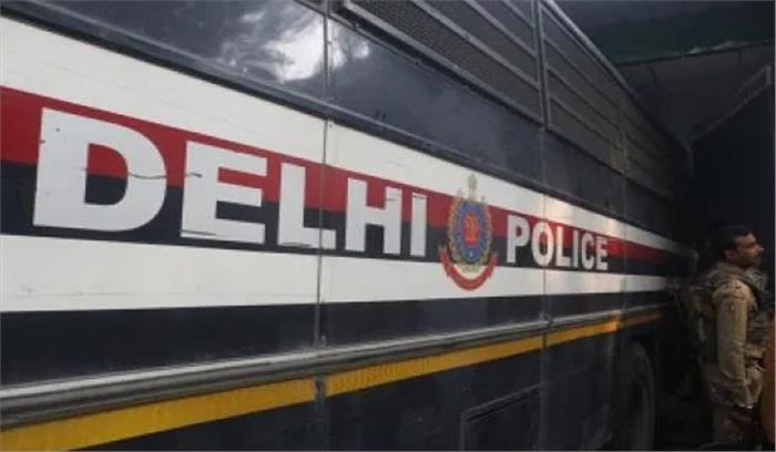 दिल्ली पुलिस हवलदार को ट्रक घसीटता ले गया, मौत