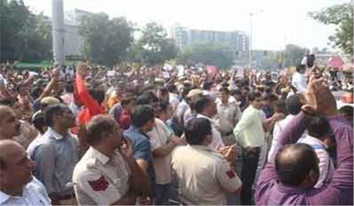 पुलिस मुख्यालय के सामने सिपाही हवलदारों ने धरना क्यों दिया? कानूनी नोटिस भेज पूछा कमिश्नर से पुलिस मुख्यालय के सामने सिपाही हवलदारों ने धरना क्यों दिया? कानूनी नोटिस भेज पूछा कमिश्नर से