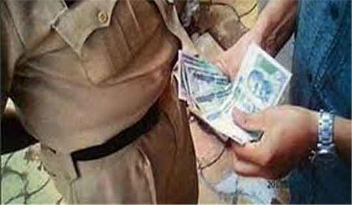 दिल्ली पुलिस का अधिकारी 10,000 रुपये रिश्वत लेते गिरफ्तार दिल्ली पुलिस का अधिकारी 10,000 रुपये रिश्वत लेते गिरफ्तार