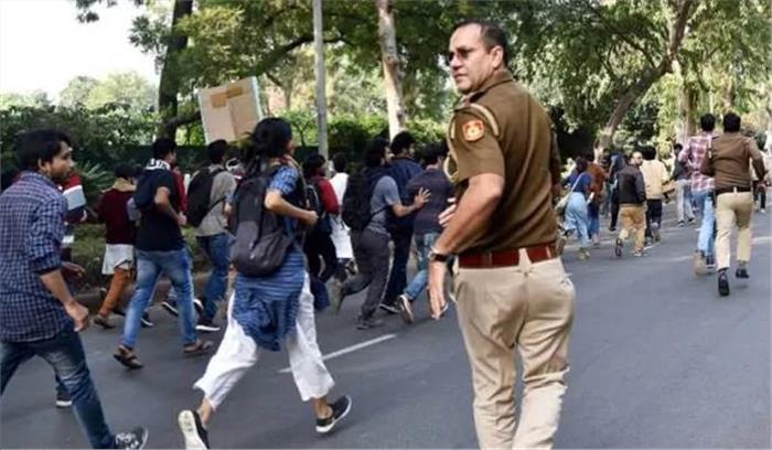 दिल्ली पुलिस ने प्रदर्शन कर रहे जेएनयू छात्रों पर लाठी चार्ज किया