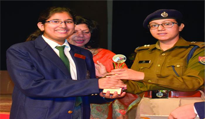 प्रतिभावान विद्यार्थियों को किया गया सम्मानित