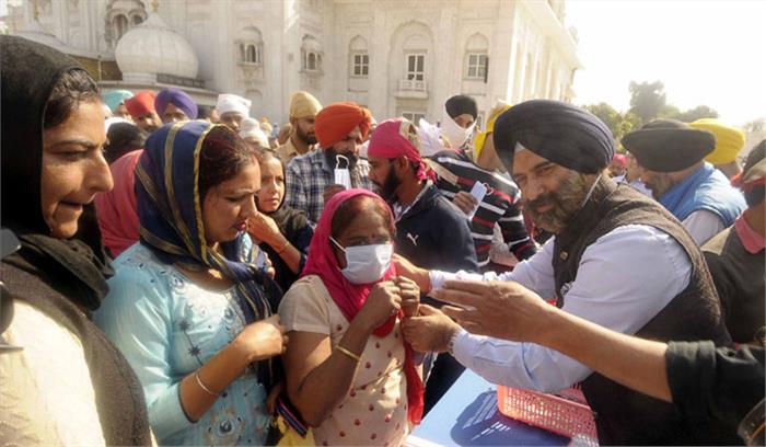 बंगला साहिब गुरुद्वारा में दस हजार मास्क वितरित