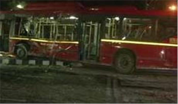 दिल्ली : बस दुर्घटना में 1 की मौत, 13 घायल