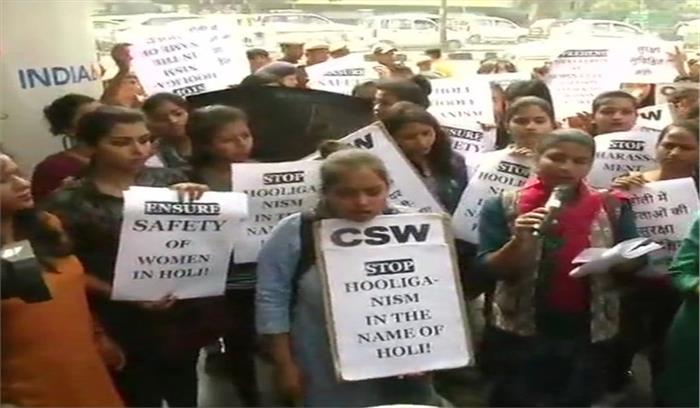  दिल्ली विश्वविद्यालय की छात्राओं ने किया गुब्बारे मार कर की जा रही बदसलूकी के विरोध में प्रदर्शन ​​​​​​​