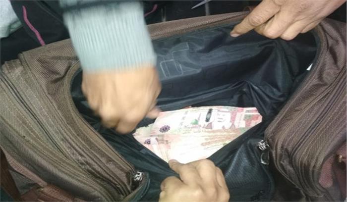 दिल्ली हवाई अड्डे पर 25 लाख की विदेशी मुद्रा जब्त, दो गिरफ्तार