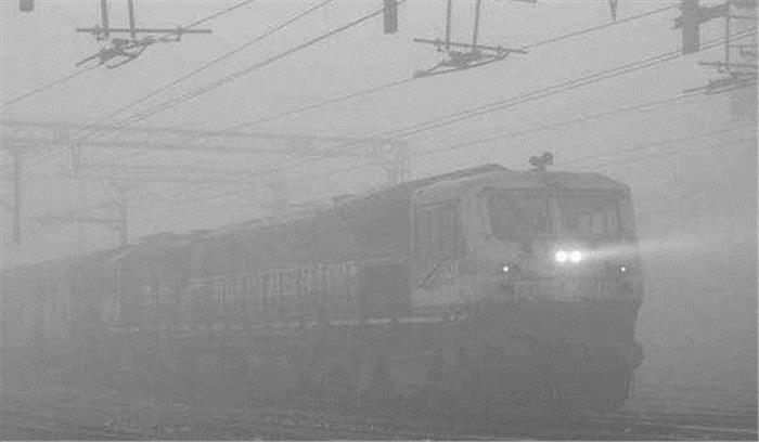 दिल्ली में ठंड और कोहरे का असर कायम