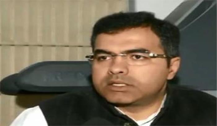 दिल्ली चुनाव : भाजपा सांसद प्रवेश वर्मा कर रहे ट्रैक्टर की सवारी