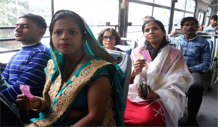 दिल्ली सरकार की मुफ्त बस यात्रा योजना से महिलाओं में खुशी