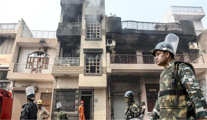 दिल्ली पुलिस के जवान ने जान पर खेलकर वरिष्ठ नागरिकों को बचाया