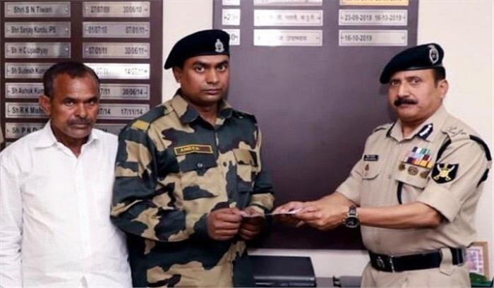 दिल्ली हिंसा : बीएसएफ ने अपने जवान को 10 लाख रुपये का चेक दिया