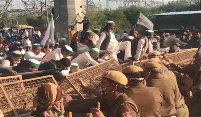 दिल्ली की सीमा पर डटे हुए हैं किसान दिल्ली की सीमा पर डटे हुए हैं किसान