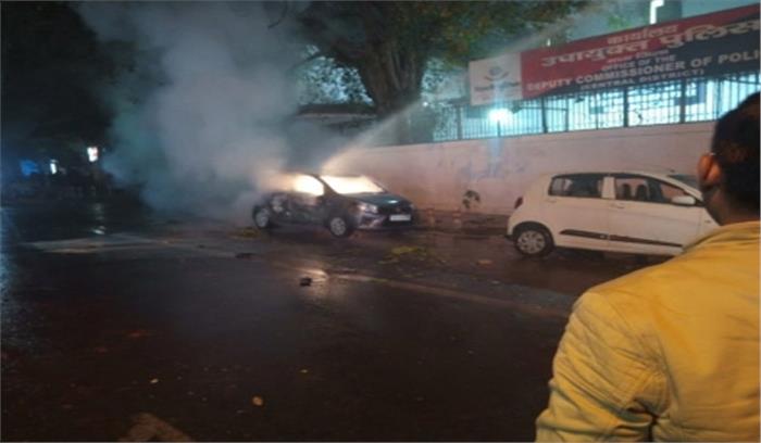 दिल्ली : डीसीपी कार्यालय के पास प्रदर्शनकारियों ने कार में लगाई आग