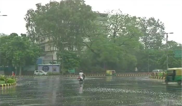 दिल्ली-एनसीआर में झमाझम बारिश से लोगों को मिली गर्मी से राहत