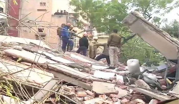 दिल्ली के करोलबाग में चार-मंजिला  इमारत ढही