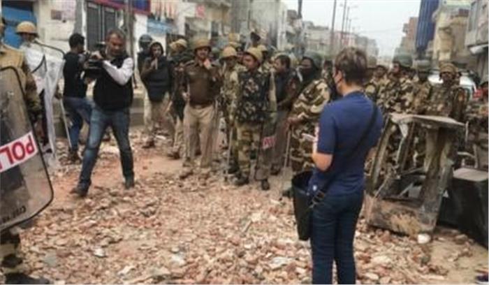 शहीद के परिजनों को 62 लाख रुपये के चेक सुपुर्द किये शहीद के परिजनों को 62 लाख रुपये के चेक सुपुर्द किये