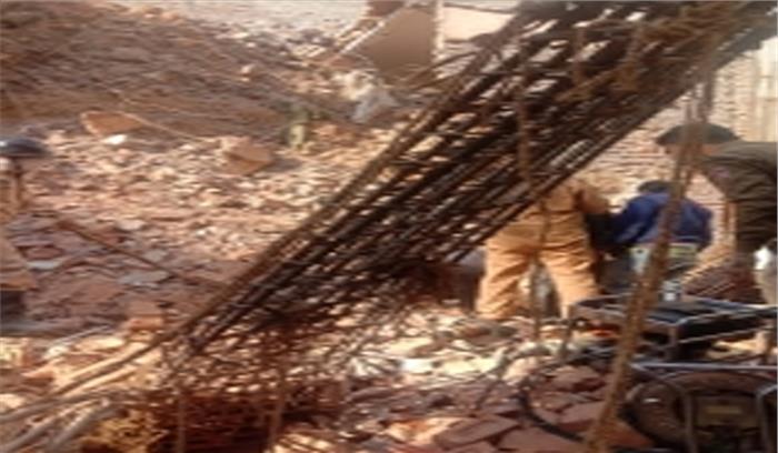 दिल्ली में घर गिरा, 2 व्यक्ति फंसे