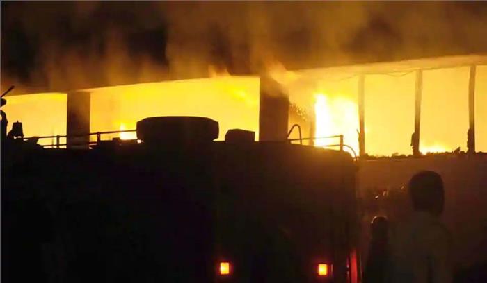 दिल्ली में प्लास्टिक फैक्ट्री में भीषण आग, लाखों के माल का नुकसान
