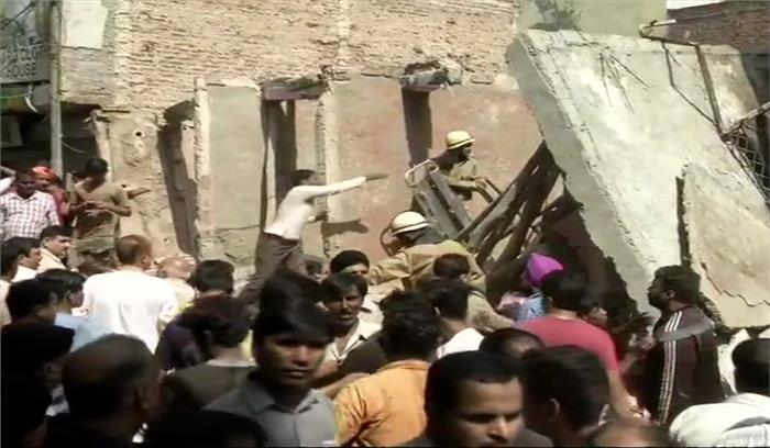 दिल्ली के अशोक विहार में गिरी इमारत, मलबे में दबे लोग