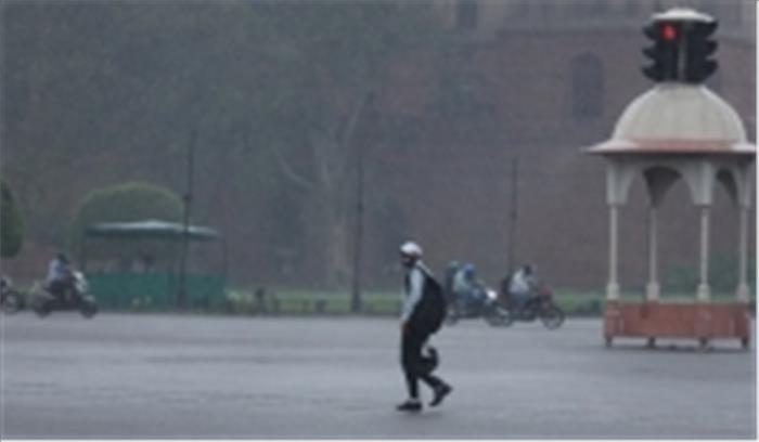 बारिश के बाद दिल्ली में गर्मी से राहत, देश के कई हिस्सों में बाढ़ के हालात बारिश के बाद दिल्ली में गर्मी से राहत, देश के कई हिस्सों में बाढ़ के हालात