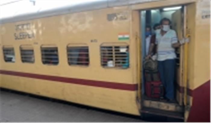 केरल : पहली ट्रेन से 1 हजार लोगों की घर वापसी, 7 को भेजा अस्पताल केरल : पहली ट्रेन से 1 हजार लोगों की घर वापसी, 7 को भेजा अस्पताल