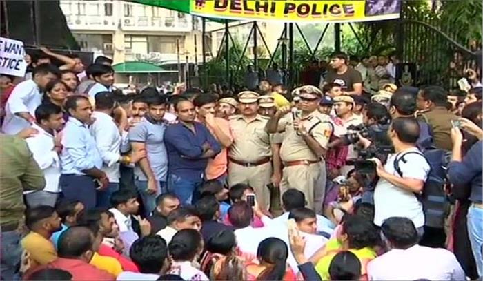 घायल पुलिसवालों को 25 हजार रुपये का मुआवजा मिलेगा