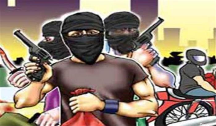 बदमाशों ने ट्रक चालक को लूटा