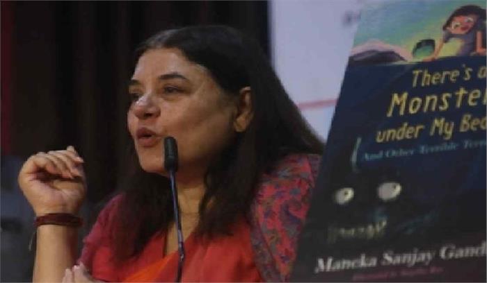 मेनका गांधी ने अपनी किताब के आवरण का अनावरण किया