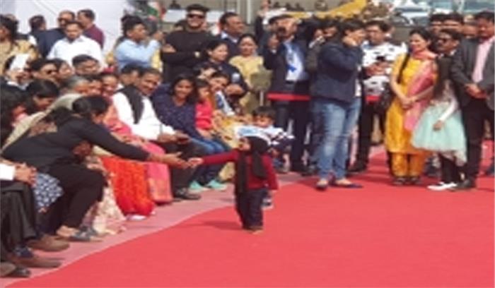 रामलीला मैदान में देखने को मिले और भी कई मफलरमैन रामलीला मैदान में देखने को मिले और भी कई मफलरमैन