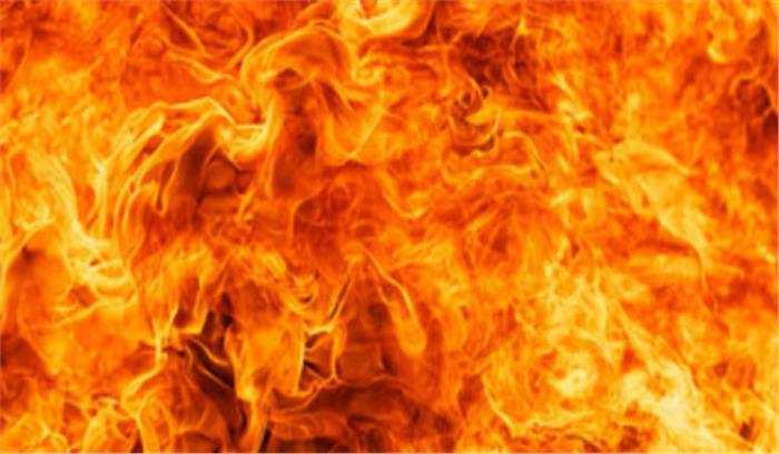 दिल्ली: नरेला के फैक्ट्री में लगी आग दिल्ली: नरेला के फैक्ट्री में लगी आग