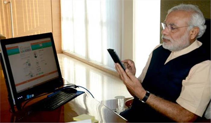 प्रधानमंत्री कार्यालय के कर्मचारियों से मिले मोदी