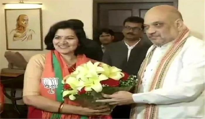 आईएएस की नौकरी छोड़ भाजपा में शामिल हुई अपराजिता