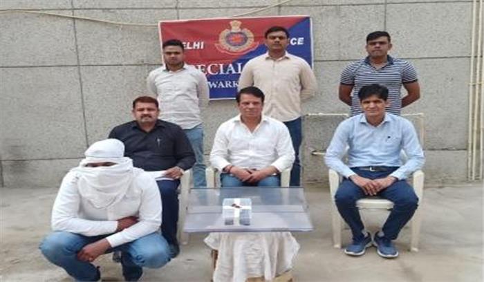 दिल्ली : जन्मदिन पार्टी में डीजे पर गाना बजाने को लेकर कहासुनी, युवक की गोली मारकर हत्या दिल्ली : जन्मदिन पार्टी में डीजे पर गाना बजाने को लेकर कहासुनी, युवक की गोली मारकर हत्या