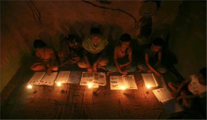 दिल्ली : मोमबत्ती जलाकर पढ़ रही बहनें झुलसीं, 2 की हालत नाजुक