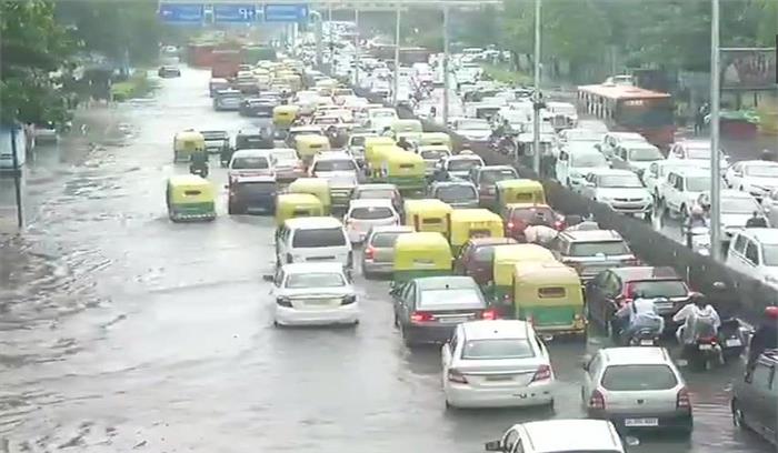 दिल्ली में मूसलाधार बारिश से सड़कों पर जलभराव, यातायात प्रभावित