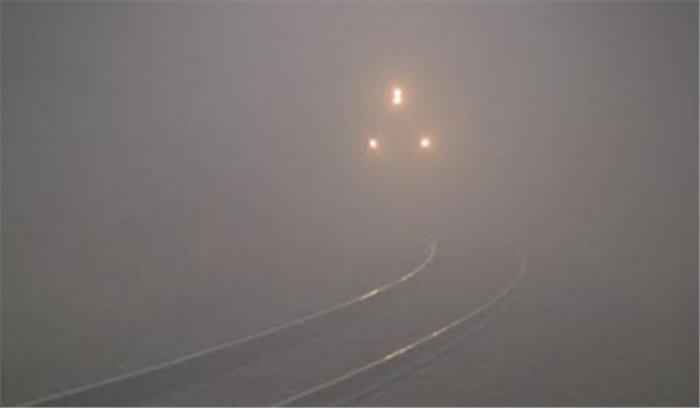 कोहरे के कारण 12 ट्रेन देरी से और 4 रद्द