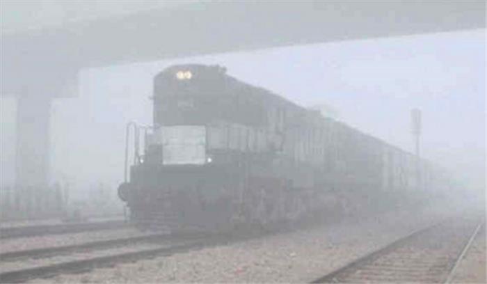दिल्ली में कोहरा के कारण 14 ट्रेनें लेट