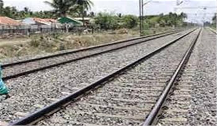 महिला ने ट्रेन के सामने कूदकर 2 बच्चों सहित आत्महत्या की महिला ने ट्रेन के सामने कूदकर 2 बच्चों सहित आत्महत्या की