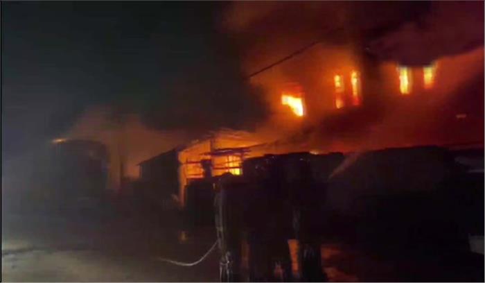 दिल्ली : हरकेश नगर में कपड़े के गोदाम में लगी आग, 18 फायर ब्रिगेड मौके पर