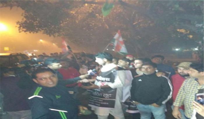 नोटबंदी के खिलाफ भारतीय रिजर्व बैंक के सामने युवा कांग्रेस का प्रदर्शन