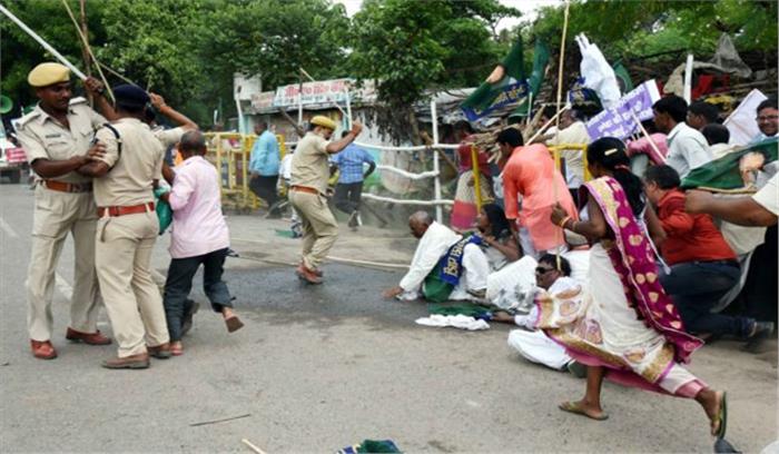 प्रदर्शन के दौरान जविपा के कार्यकर्ताओं पर पुलिस ने किया लाठीचार्ज, कई घायल