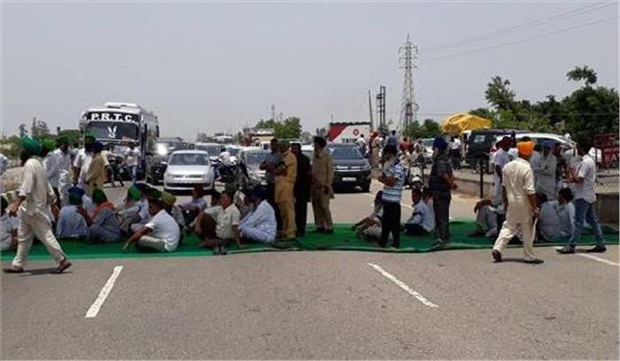 प्रदर्शनकारी किसानों ने प्रमुख राजमार्गों पर जाम लगाया