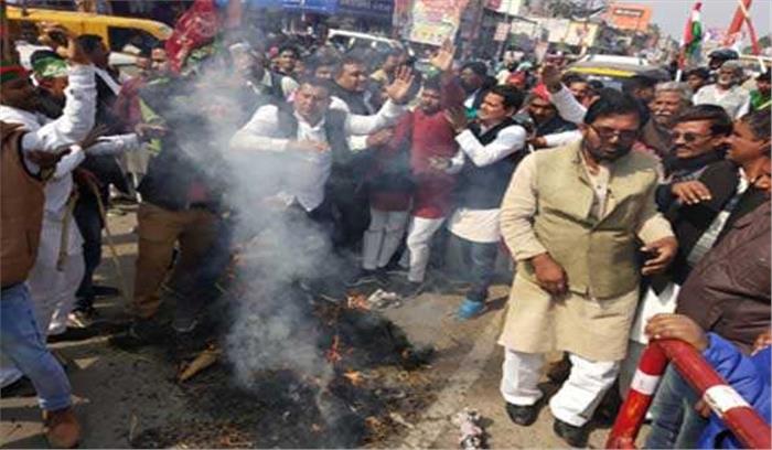 उप्र: सपा कार्यकर्ताओं ने फूंका योगी आदित्यनाथ का पुतला उप्र: सपा कार्यकर्ताओं ने फूंका योगी आदित्यनाथ का पुतला