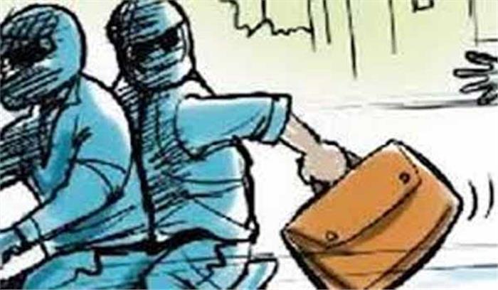 बदमाश ग्राहक सेवा केन्द्र से लाखों रूपया लूटकर हुए फरार