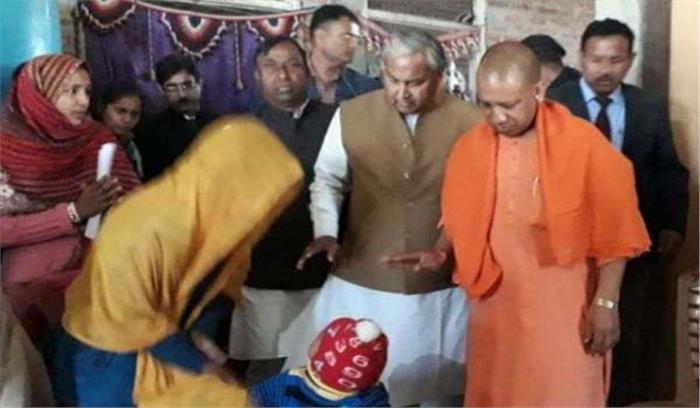 मुख्यमंत्री योगी आदित्यनाथ के आने से संतुष्ट नहीं: शहीद की पत्नी मुख्यमंत्री योगी आदित्यनाथ के आने से संतुष्ट नहीं: शहीद की पत्नी